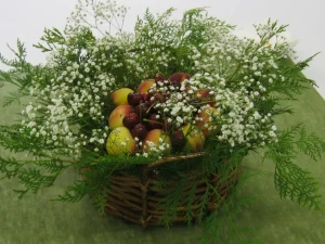 Catering Isamar - Cesta de frutas con flores