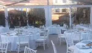 carpa con mesas listas para comer