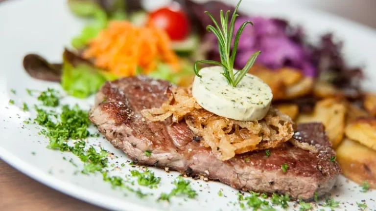 filete con patatas y vegetales