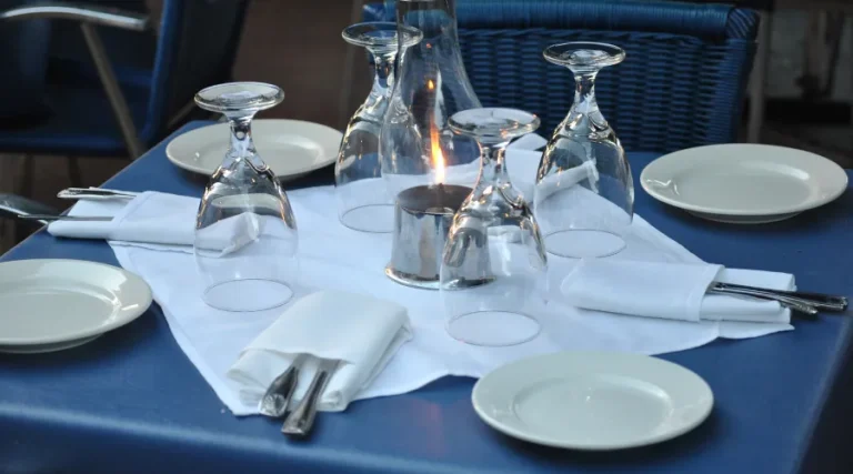 mesa preparada para comer