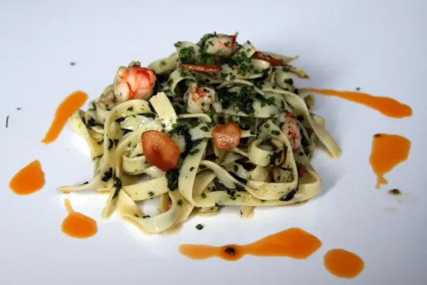 Plato de espaguetis de diseño con verdura