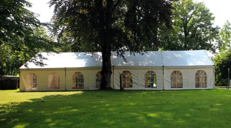 Carpa instalada en jardín