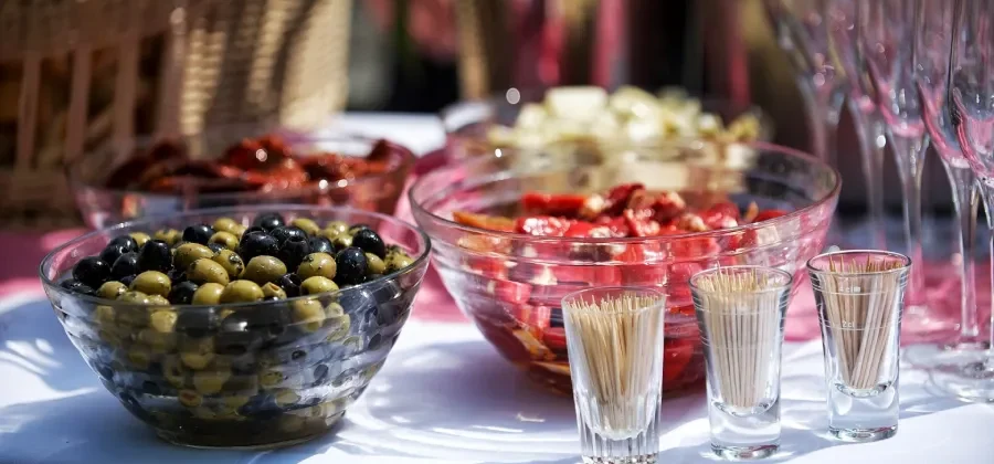 mesa con comida y vasos